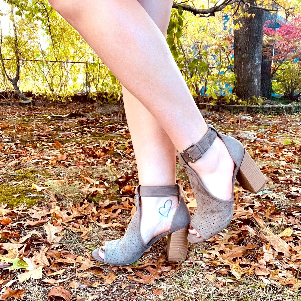 Universal Thread Open Toe Ankle Strap Size 8